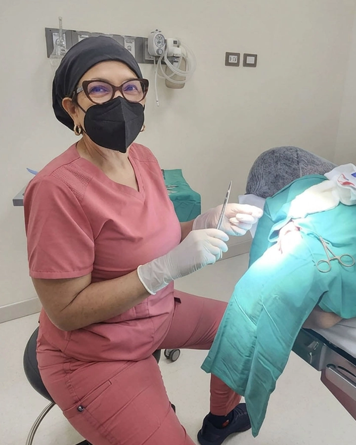 Consulta de dermatología en el Centro Médico y Dermatológico Angol